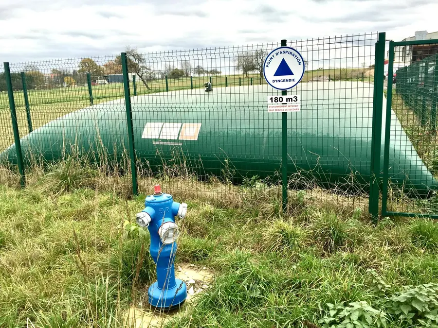 Réserve d’eau souple et poteau incendie à proximité d’un site industriel