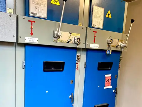 Cellules électriques à portes bleues portant des pictogrammes de danger