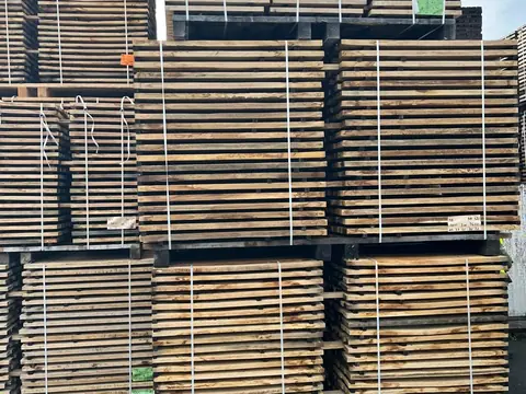 Piles de planches empilées sur des palettes