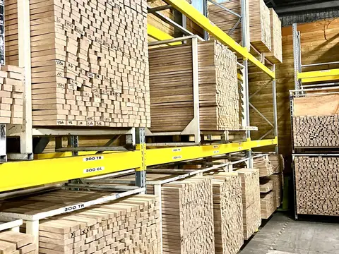 Stock de bois débité conditionné sur des rayonnages métalliques