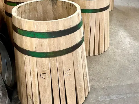 Fûts en bois en cours de fabrication dans un atelier de tonnellerie