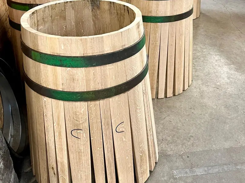 Fûts en bois en cours de fabrication dans un atelier de tonnellerie