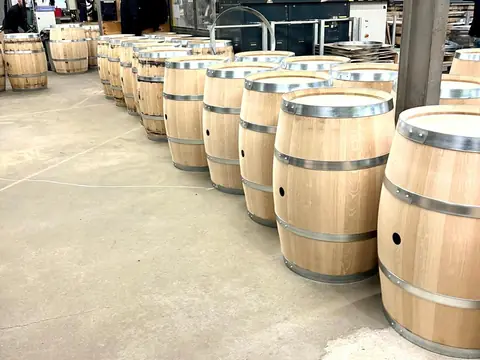 Rangée de fûts cerclés alignés dans un atelier