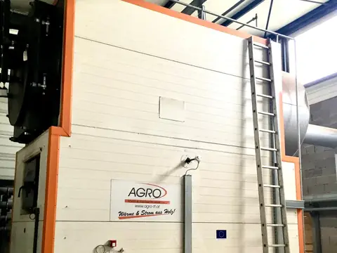 Grand équipement industriel en bâtiment, avec une échelle d’accès