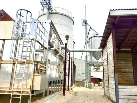 Silo, échelle d’accès et conduits en façade d’un bâtiment industriel