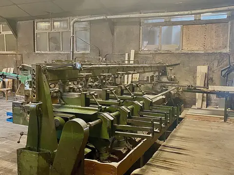 Machines alignées dans un atelier de transformation du bois