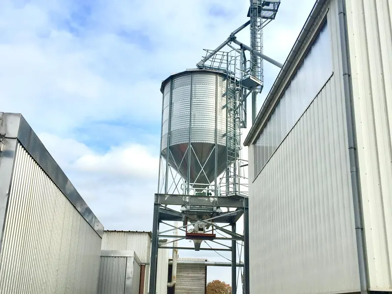 Silo et bâtiments métalliques d’un site de transformation du bois