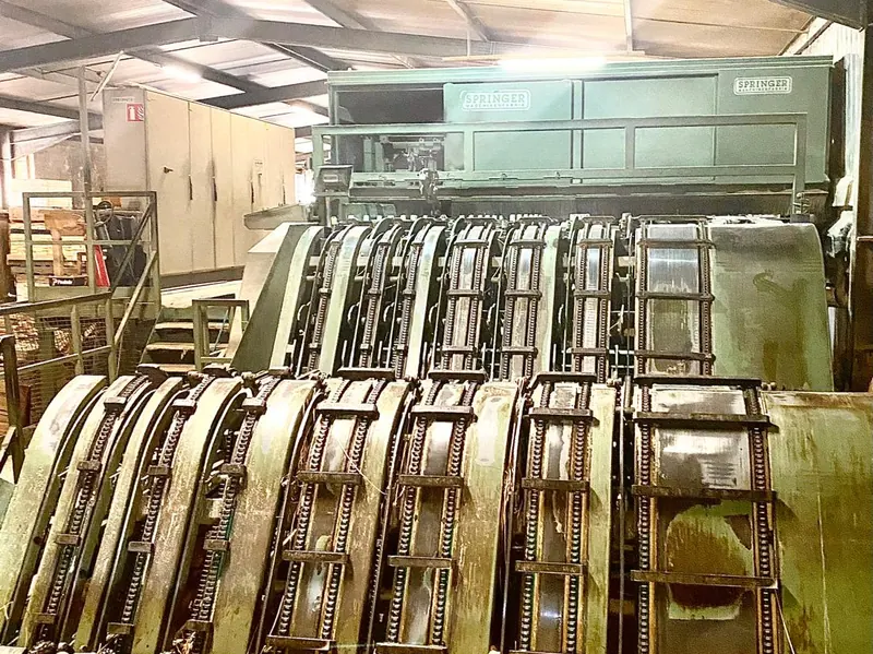 Lames et équipements d’une ligne de sciage dans un atelier