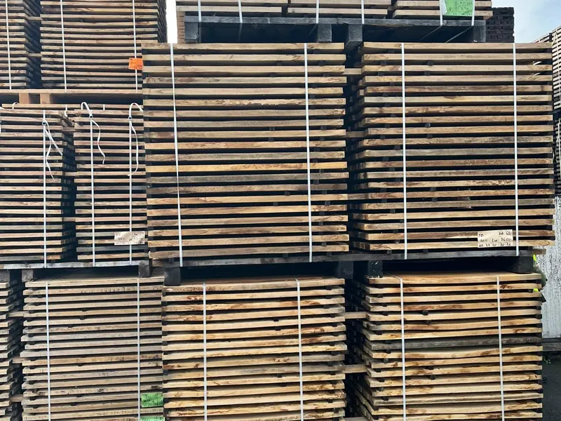 Planches de bois empilées en attente de transformation