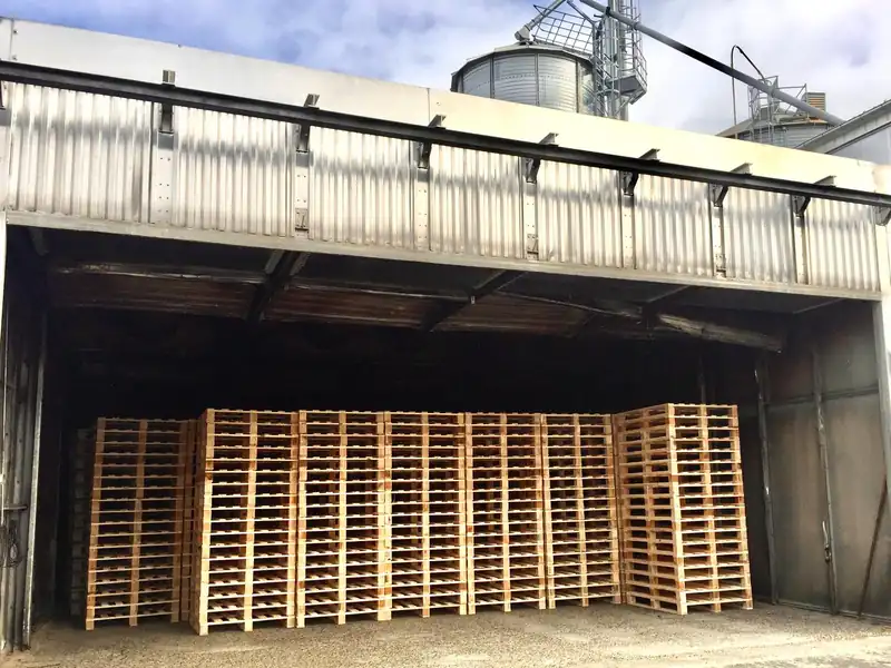 Palettes en bois stockées dans un local couvert