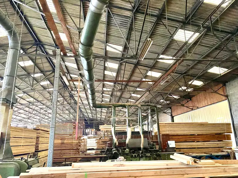 Halle de production d’une scierie