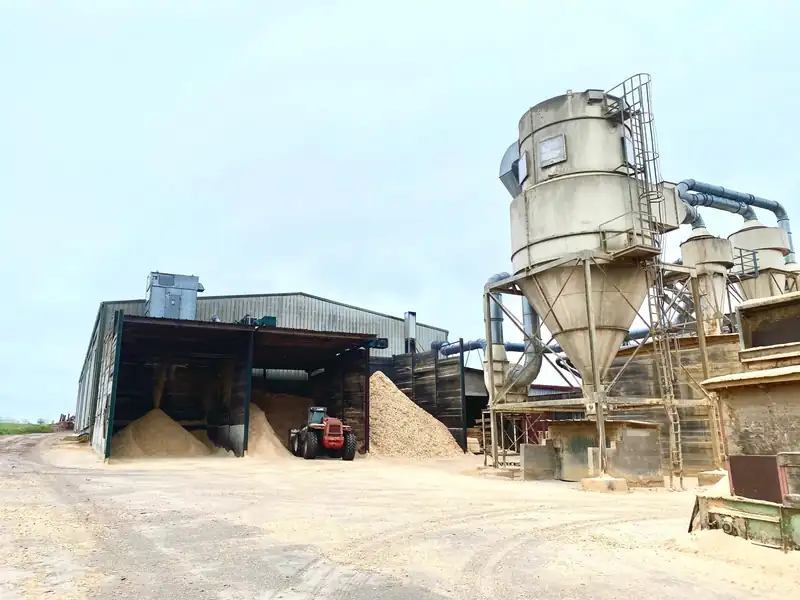 Installation d’aspiration et silo à l’extérieur d’un site industriel